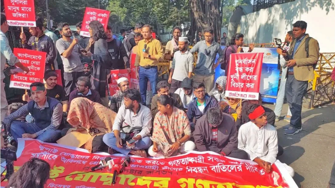 প্রধান উপদেষ্টার বাসভবনের সামনে ইনকিলাব মঞ্চের অবস্থান