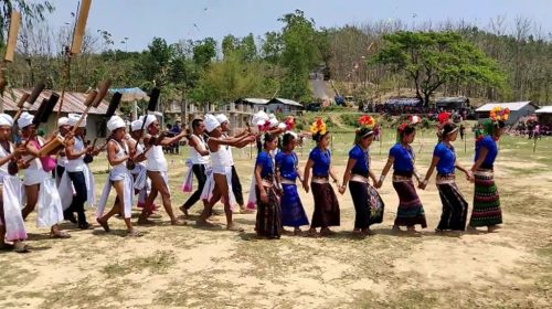 পাহাড়ের ছায়ায় গড়ে ওঠা জীবন: বান্দরবানের ম্রো জনগোষ্ঠীর সংগ্রামী যাত্রা