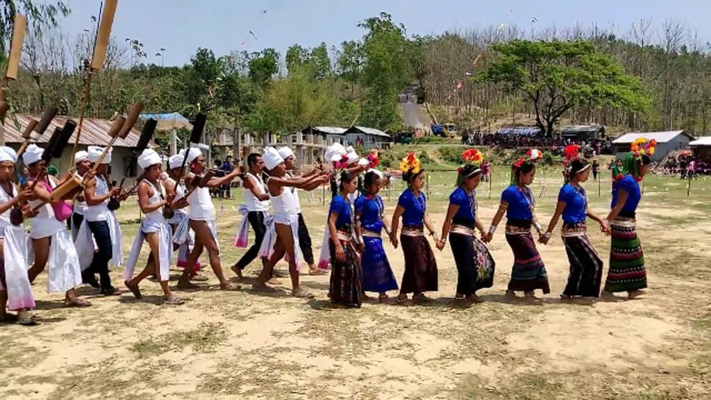 পাহাড়ের ছায়ায় গড়ে ওঠা জীবন: বান্দরবানের ম্রো জনগোষ্ঠীর সংগ্রামী যাত্রা