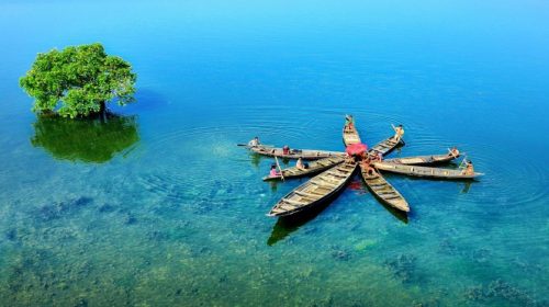 বাতাসে ভাসমান গ্রাম: টাঙ্গুয়ার হাওরের জলের মানুষদের জীবন