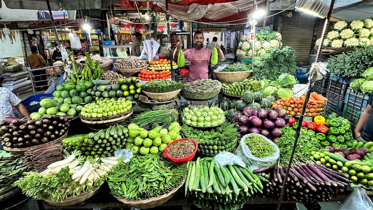 রাজধানীর কাঁচাবাজারে সবজির দাম স্থিতিশীল, মাছ-মাংসে বাড়তি চাপ