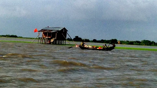 চরের জীবন: নদীর বুকে সংগ্রামী মানুষের গল্প