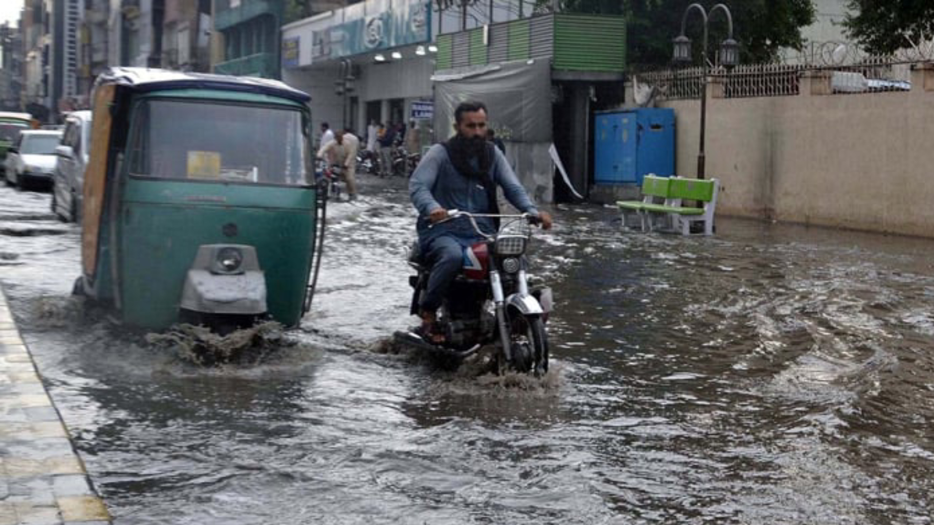 পাকিস্তানে ঝড় ও বন্যায় নিহত অন্তত ১০, আহত ৪৩