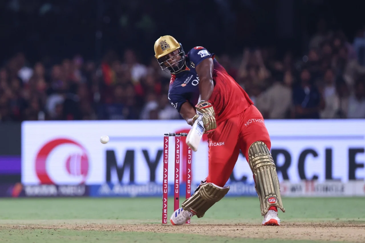 ২ রানের থ্রিলারে চেন্নাইকে হারিয়ে শীর্ষে বেঙ্গালুরু