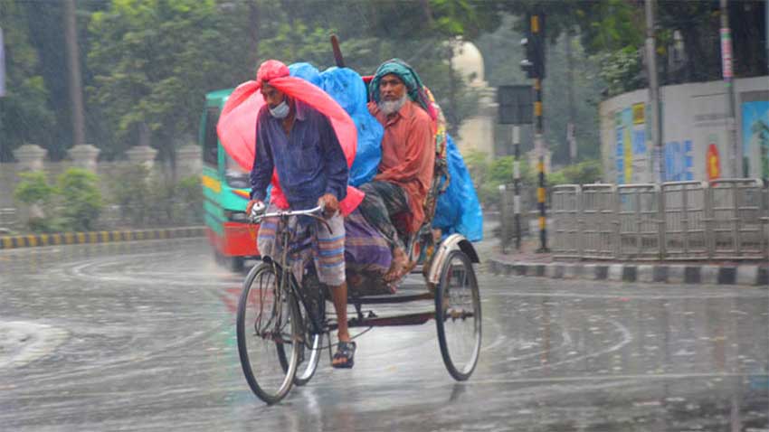 নিম্নচাপের প্রভাবে রাজধানীসহ বিভিন্ন এলাকায় টানা বৃষ্টি, পাহাড়ধসের আশঙ্কা
