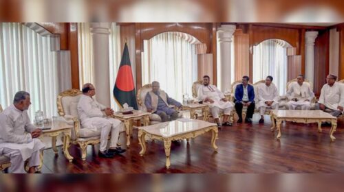 ড. ইউনূসের বাসভবনে রাজনৈতিক দলের নেতাদের বৈঠক, কয়েকটি দফায় চলছে আলোচনা দেশের বর্তমান রাজনৈতিক প্রেক্ষাপটে জাতীয় ঐকমত্য গঠনের অংশ হিসেবে বিভিন্ন রাজনৈতিক দলের নেতারা রোববার বিকেলে প্রধান উপদেষ্টা ড. মুহাম্মদ ইউনূসের সঙ্গে বৈঠক করতে তার বাসভবন যমুনায় প্রবেশ করেছেন। বিকাল সাড়ে ৫টার দিকে তারা একে একে গাড়িতে করে যমুনায় প্রবেশ করেন। তবে উপস্থিত নেতাদের দলীয় পরিচয় তাৎক্ষণিকভাবে নিশ্চিত হওয়া যায়নি। প্রধান উপদেষ্টার সঙ্গে আলোচনা দুই দফায় অনুষ্ঠিত হচ্ছে। প্রথম দফার বৈঠক সন্ধ্যা ৬টার আগে শুরু হয়, যেখানে অংশ নিচ্ছেন কর্নেল (অব.) অলি আহমেদ, মাহমুদুর রহমান মান্না, সাইফুল হক, জোনায়েদ সাকি, হাসনাত কাইয়ুম, মুজিবর রহমান মঞ্জু, মুজাহিদুল ইসলাম সেলিম, খালেকুজ্জামান ভূঁইয়া, টিপু বিশ্বাস, শেখ রফিকুল ইসলাম বাবলু এবং শহীদ উদ্দিন মাহমুদ স্বপন। এরপর সন্ধ্যা ৬টায় শুরু হওয়া দ্বিতীয় দফার বৈঠকে অংশ নিচ্ছেন ইসলামী দলসমূহের নেতারা। এ দফায় আলোচনায় অংশ নেন মাওলানা সাদিকুর রহমান, মাওলানা রেজাউল করিম, মাওলানা মামুনুল হক, মাওলানা আহমেদ আব্দুল কাদের, মাওলানা আজিজুল হক ইসলামাবাদি, মাওলানা মঞ্জুরুল ইসলাম আফেন্দী, নুরুল হক নূর, মাওলানা মুসা বিন ইজহার ও মুফতি মাওলানা শাখাওয়াত হোসাইন রাযি। এর আগে, বিকেল পাঁচটায় ড. ইউনূসের সঙ্গে প্রায় আধাঘণ্টার একটি বৈঠক করেছেন সাবেক প্রধান বিচারপতি সৈয়দ রেফাত আহমেদ। প্রধান উপদেষ্টার কার্যালয়ের এক কর্মকর্তা জানিয়েছেন, এ আলোচনা ছিল ‘গঠনমূলক ও প্রয়োজনীয়’। দেশের রাজনৈতিক সংকট নিরসনে এই বৈঠকগুলোকে গুরুত্বপূর্ণ পদক্ষেপ হিসেবে দেখা হচ্ছে।