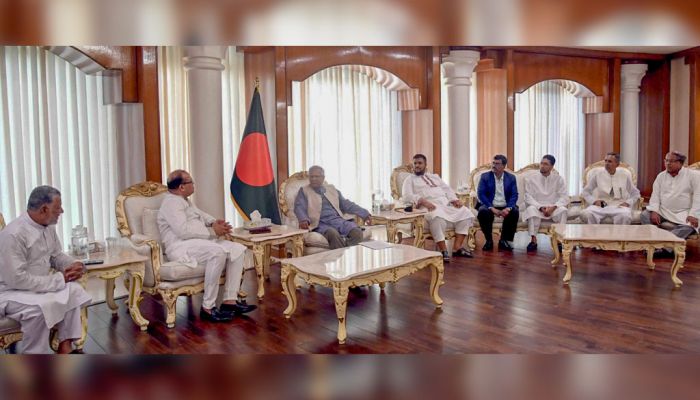 ড. ইউনূসের বাসভবনে রাজনৈতিক দলের নেতাদের বৈঠক, কয়েকটি দফায় চলছে আলোচনা দেশের বর্তমান রাজনৈতিক প্রেক্ষাপটে জাতীয় ঐকমত্য গঠনের অংশ হিসেবে বিভিন্ন রাজনৈতিক দলের নেতারা রোববার বিকেলে প্রধান উপদেষ্টা ড. মুহাম্মদ ইউনূসের সঙ্গে বৈঠক করতে তার বাসভবন যমুনায় প্রবেশ করেছেন। বিকাল সাড়ে ৫টার দিকে তারা একে একে গাড়িতে করে যমুনায় প্রবেশ করেন। তবে উপস্থিত নেতাদের দলীয় পরিচয় তাৎক্ষণিকভাবে নিশ্চিত হওয়া যায়নি। প্রধান উপদেষ্টার সঙ্গে আলোচনা দুই দফায় অনুষ্ঠিত হচ্ছে। প্রথম দফার বৈঠক সন্ধ্যা ৬টার আগে শুরু হয়, যেখানে অংশ নিচ্ছেন কর্নেল (অব.) অলি আহমেদ, মাহমুদুর রহমান মান্না, সাইফুল হক, জোনায়েদ সাকি, হাসনাত কাইয়ুম, মুজিবর রহমান মঞ্জু, মুজাহিদুল ইসলাম সেলিম, খালেকুজ্জামান ভূঁইয়া, টিপু বিশ্বাস, শেখ রফিকুল ইসলাম বাবলু এবং শহীদ উদ্দিন মাহমুদ স্বপন। এরপর সন্ধ্যা ৬টায় শুরু হওয়া দ্বিতীয় দফার বৈঠকে অংশ নিচ্ছেন ইসলামী দলসমূহের নেতারা। এ দফায় আলোচনায় অংশ নেন মাওলানা সাদিকুর রহমান, মাওলানা রেজাউল করিম, মাওলানা মামুনুল হক, মাওলানা আহমেদ আব্দুল কাদের, মাওলানা আজিজুল হক ইসলামাবাদি, মাওলানা মঞ্জুরুল ইসলাম আফেন্দী, নুরুল হক নূর, মাওলানা মুসা বিন ইজহার ও মুফতি মাওলানা শাখাওয়াত হোসাইন রাযি। এর আগে, বিকেল পাঁচটায় ড. ইউনূসের সঙ্গে প্রায় আধাঘণ্টার একটি বৈঠক করেছেন সাবেক প্রধান বিচারপতি সৈয়দ রেফাত আহমেদ। প্রধান উপদেষ্টার কার্যালয়ের এক কর্মকর্তা জানিয়েছেন, এ আলোচনা ছিল ‘গঠনমূলক ও প্রয়োজনীয়’। দেশের রাজনৈতিক সংকট নিরসনে এই বৈঠকগুলোকে গুরুত্বপূর্ণ পদক্ষেপ হিসেবে দেখা হচ্ছে।