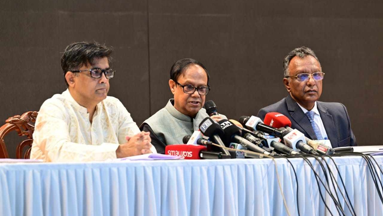 শেখ পরিবারসহ ১১টি গ্রুপের ১ লাখ ৩০ হাজার কোটি টাকার স্থাবর সম্পদ সংযুক্ত: প্রধান উপদেষ্টার প্রেস সচিব
