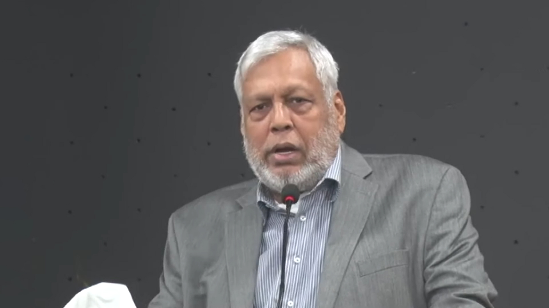 বাড়তি ভাড়া নেওয়া চলবে না, হুঁশিয়ারি জ্বালানি উপদেষ্টার