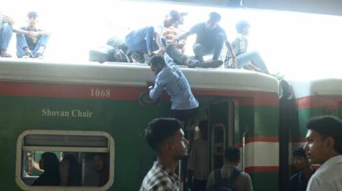 ঈদের দ্বিতীয় দিনেও রাজধানী ছাড়ছেন অনেকে