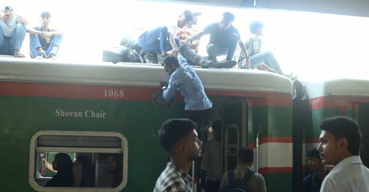 ঈদের দ্বিতীয় দিনেও রাজধানী ছাড়ছেন অনেকে