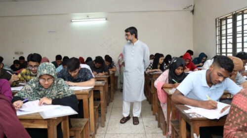 এসএসসি ও সমমানের ফল প্রকাশ: পাসের হার ৬৮.৪৫%, জিপিএ-৫ পেয়েছে ১,৩৯,০৩২ জন ২০২৫ সালের এসএসসি ও সমমান পরীক্ষার ফল প্রকাশিত হয়েছে। আজ বৃহস্পতিবার (১০ জুলাই) দুপুর ২টায় একযোগে ফল প্রকাশ করেছে দেশের ১১টি শিক্ষা বোর্ড—ঢাকা, রাজশাহী, কুমিল্লা, যশোর, চট্টগ্রাম, বরিশাল, সিলেট, দিনাজপুর, ময়মনসিংহ, বাংলাদেশ মাদ্রাসা শিক্ষা বোর্ড এবং বাংলাদেশ কারিগরি শিক্ষা বোর্ড। ঢাকা শিক্ষা বোর্ডের সভাকক্ষে আয়োজিত এক মতবিনিময় সভায় আন্তঃশিক্ষা বোর্ড সমন্বয় কমিটির আহ্বায়ক ও ঢাকা বোর্ডের চেয়ারম্যান অধ্যাপক ড. খন্দোকার এহসানুল কবির জানান, এ বছর এসএসসি ও সমমান পরীক্ষায় গড় পাসের হার দাঁড়িয়েছে ৬৮.৪৫ শতাংশ। মোট জিপিএ-৫ পেয়েছে ১ লাখ ৩৯ হাজার ৩২ জন শিক্ষার্থী। চলতি বছর ১০ এপ্রিল শুরু হয়ে ১৩ মে পর্যন্ত অনুষ্ঠিত হয় তত্ত্বীয় পরীক্ষা এবং ১৫ মে থেকে ২২ মে পর্যন্ত চলে ব্যবহারিক পরীক্ষা। নিয়মিত ও অনিয়মিত মিলিয়ে পরীক্ষার্থী ছিলেন ১৯ লাখ ২৮ হাজার ৯৭০ জন। যা গত বছরের তুলনায় প্রায় এক লাখ কম। 🔹 যেভাবে দেখা যাবে ফল অনলাইনে: www.educationboardresults.gov.bd ওয়েবসাইটে গিয়ে রোল ও রেজিস্ট্রেশন নম্বর দিয়ে ফলাফল দেখা যাবে। মাদ্রাসা বোর্ডের ফল দেখা যাবে www.bmeb.gov.bd ওয়েবসাইটে। এসএমএসে: সাধারণ বোর্ড: SSC 2025 পাঠাতে হবে ১৬২২২ নম্বরে। (যেমন: SSC DHA 123456 2025) দাখিল (মাদ্রাসা): Dakhil MAD 2025 পাঠাতে হবে ১৬২২২ নম্বরে। প্রতিষ্ঠানভিত্তিক ফলাফল: https://eboardresults.com/v2/home ওয়েবসাইটে গিয়ে “Institution Result” অপশন বেছে নিয়ে বোর্ড ও প্রতিষ্ঠানের EIIN নম্বর দিয়ে ফল ডাউনলোড করা যাবে। 🔹 ফল পুনঃনিরীক্ষণের আবেদন ফলে অসন্তুষ্ট শিক্ষার্থীরা ১৭ জুলাই পর্যন্ত পুনঃনিরীক্ষণের জন্য আবেদন করতে পারবেন শুধুমাত্র টেলিটক মোবাইলের মাধ্যমে। আবেদন ফরম্যাট: nginx Copy Edit RSC যেমন: RSC DHA 123456 101 একাধিক বিষয়ের জন্য: বিষয় কোড কমা দিয়ে আলাদা করতে হবে। প্রতি পত্রের জন্য আবেদন ফি: ১৫০ টাকা এসএমএস পাঠাতে হবে: ১৬২২২ নম্বরে। এই বছরের ফলাফল নিয়ে আলোচনা ও বিশ্লেষণে শিক্ষা বোর্ডগুলো পরীক্ষার মানোন্নয়ন, পরীক্ষার্থী কমে যাওয়ার কারণ এবং পাসের হার হ্রাসের বিষয়টি গুরুত্ব সহকারে বিবেচনা করছে বলে জানা গেছে।