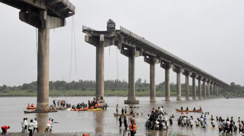 গুজরাটে সেতু ধসে ৩ জনের মৃত্যু, সরকারের অবহেলা নিয়ে বিরোধীদের তোপ