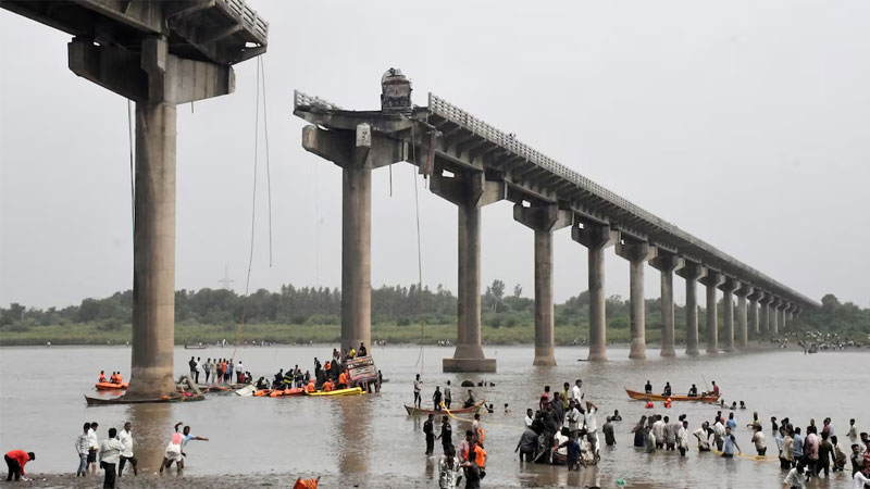গুজরাটে সেতু ধসে ৩ জনের মৃত্যু, সরকারের অবহেলা নিয়ে বিরোধীদের তোপ
